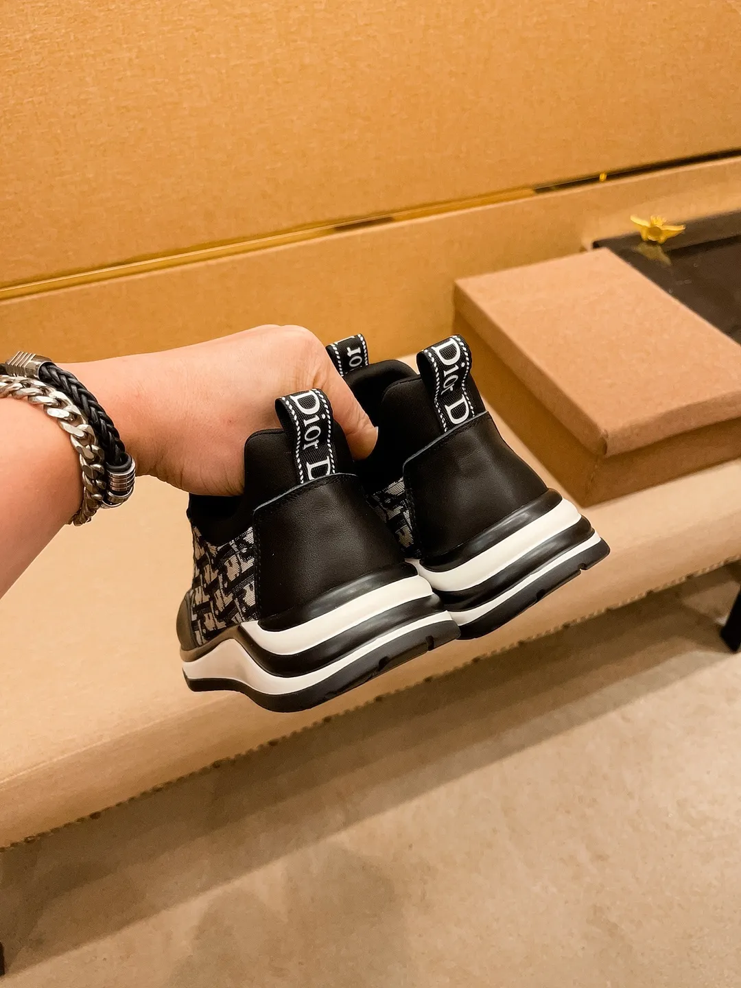 Men's shoes💰 400💰🔥 [Dior] High-end men's shoes brand official website 1:1 latest masterpiece: the upper is made of Italian imported first-layer cowhide with a comfortable and breathable lining ➕original non-slip and wear-resistant outsole🔥, making walking more convenient and comfortable! An exclusive new model, a stunning work, a beautiful 1:1 replica [color] compared to the official quality! Create a fashionable personality to set off your uniqueness! A must-have for trendy men! Classic 🔥Size: 38-44 Color: 🔥 2⃣️colors available🔥
